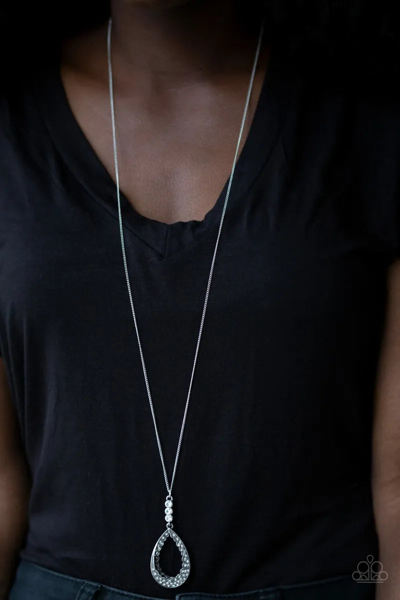 Red Ryal Carpet White Necklace