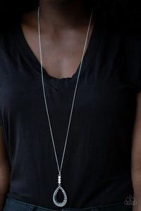 Red Ryal Carpet White Necklace