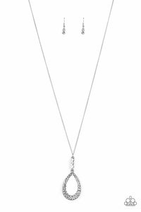Red Ryal Carpet White Necklace